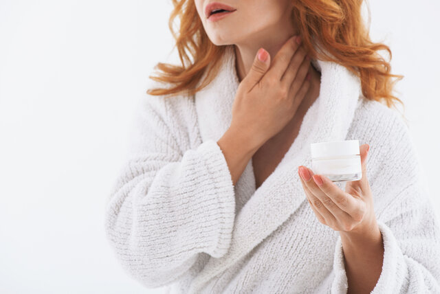 気になる首のシワを見つけたら?原因や対処法、目立たなくするケア法を解説