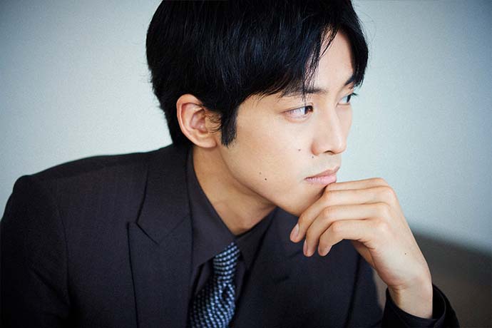 俳優・松坂桃李を導いた“忘れられない出会い”「人生を懸けたい仕事」を見つけるまで