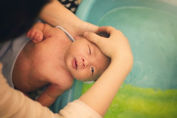 新生児・赤ちゃんの沐浴はいつまで?やり方や温度・洗い方も解説