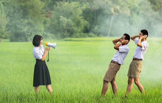 隣人がうるさい時の仕返し方法まとめ!壁ドンより効果的!