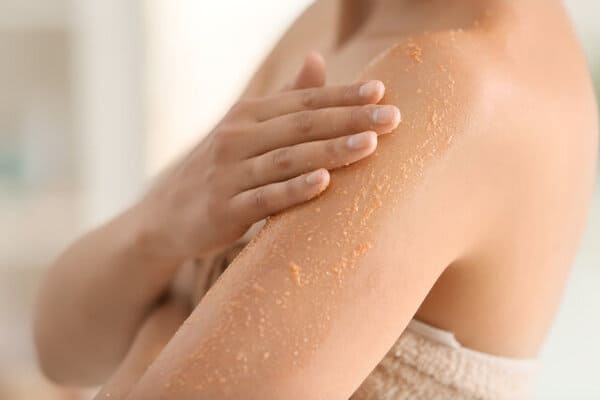 スクラブを使ったスキンケアですっぴん美肌。期待できる効果や使用タイミング、注意点を紹介