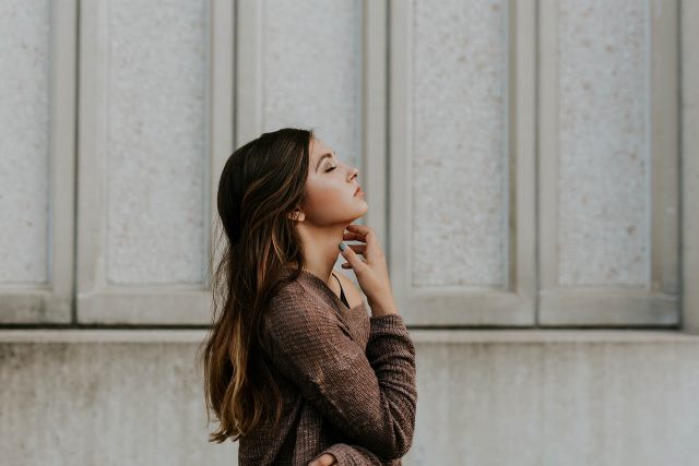 知的な女性とは?魅力的な6つの特徴や知的な女性になるための方法も紹介