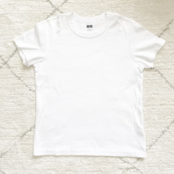 それ手抜きに見えてますよ!ユニクロユー「定番Tシャツ」で見るやりがちNG&女っぽOKコーデ