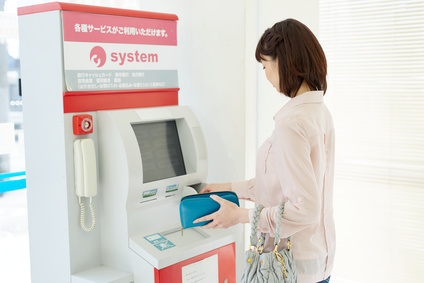 銀行の振込手数料をタダにする方法。ATMに並ぶ時間も節約できる