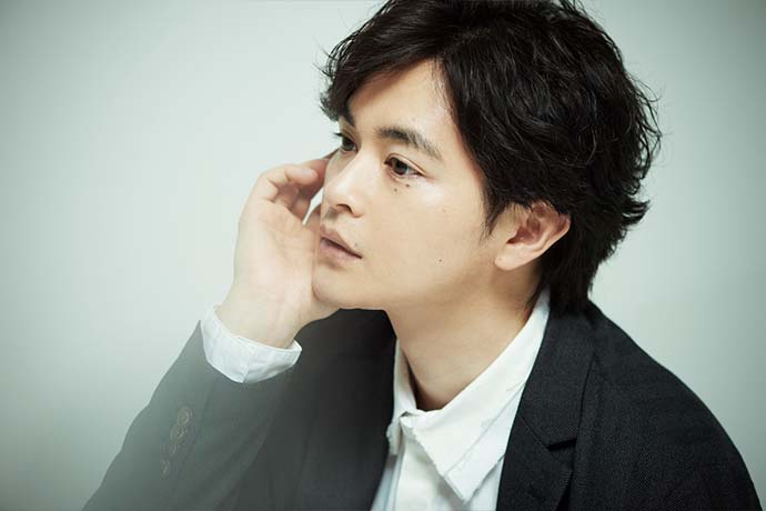 【瀬戸康史】「自己開示が下手だった」20代からチームワークの30代へ。人生初の“育休パパ”を演じて感じたこと