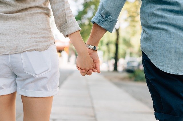 付き合ってないのに恋人繋ぎをする男性心理とは?自分の気持ちに合わせた対処法も