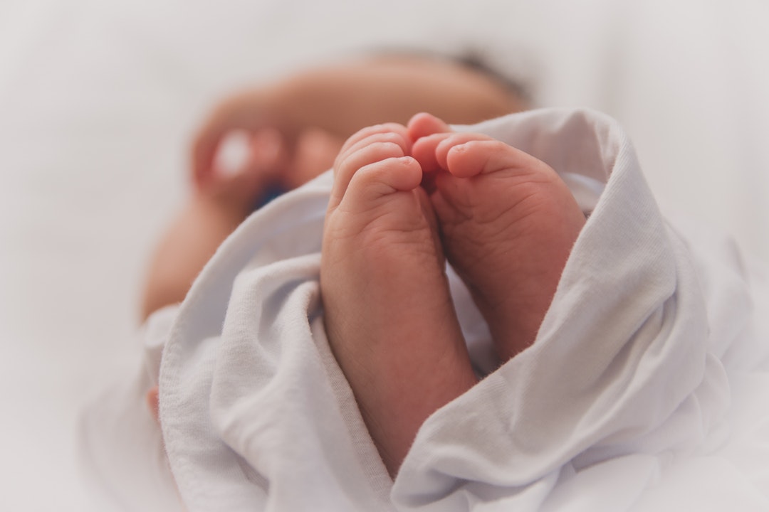 赤ちゃんに枕はいつから必要?ドーナツ枕など新生児におすすめ13選