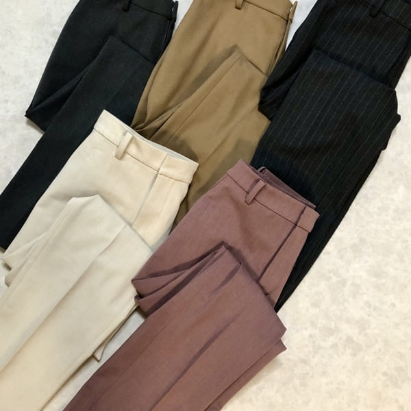 今買うなら秋も使えるユニクロ「バズりパンツ」が大正解!おすすめ3色でスタイルアップコーデ
