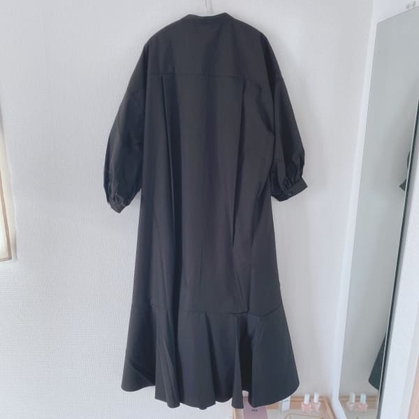 コレは即完売の予感…!体型カバー力がスゴイ♡GU「黒ワンピース」で春コーデ