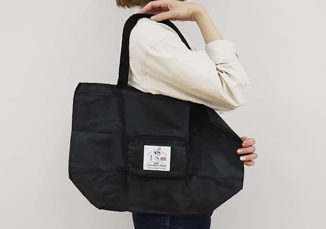 ファスナーを開けると…中には予想外の物が!めっちゃ使えるバッグ付録♡SPRiNG6月号
