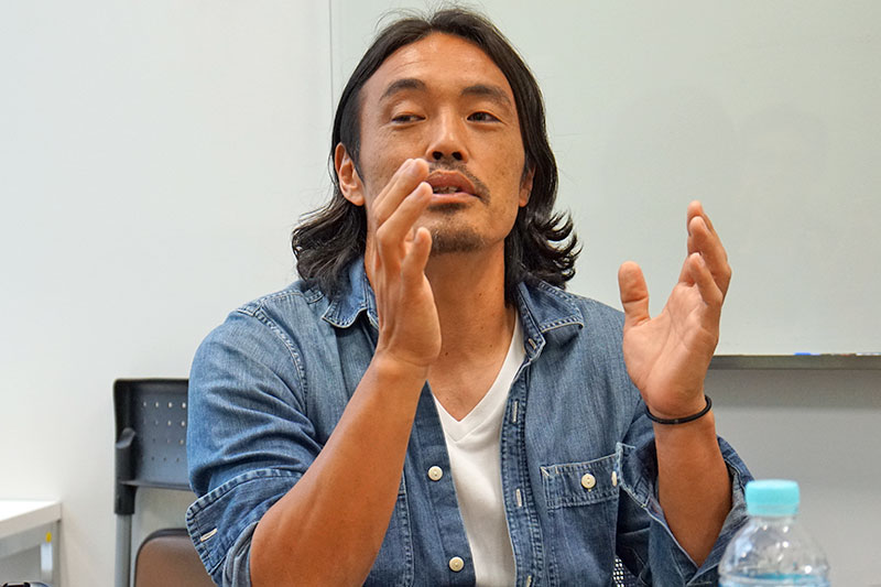 安彦考真さん「本業、自分」 超ポジティブな年俸0円Jリーガー