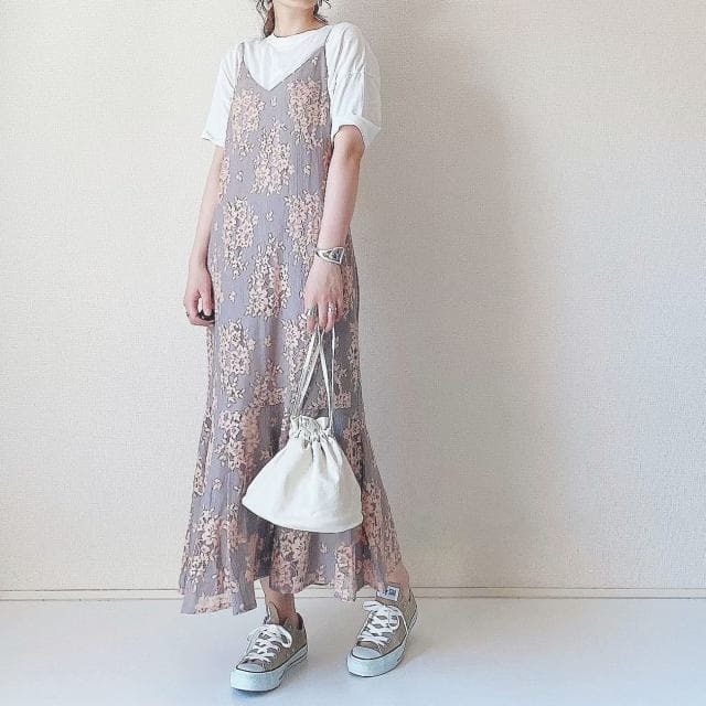 “スニーカー”でもキレイめは叶う!じつはオトナの夏服と好相性♡スニーカーコーデのコツ