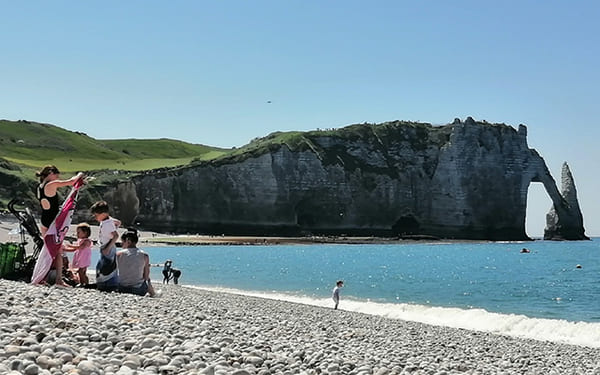 ノルマンディー地方の海辺の街エトルタでバカンス気分