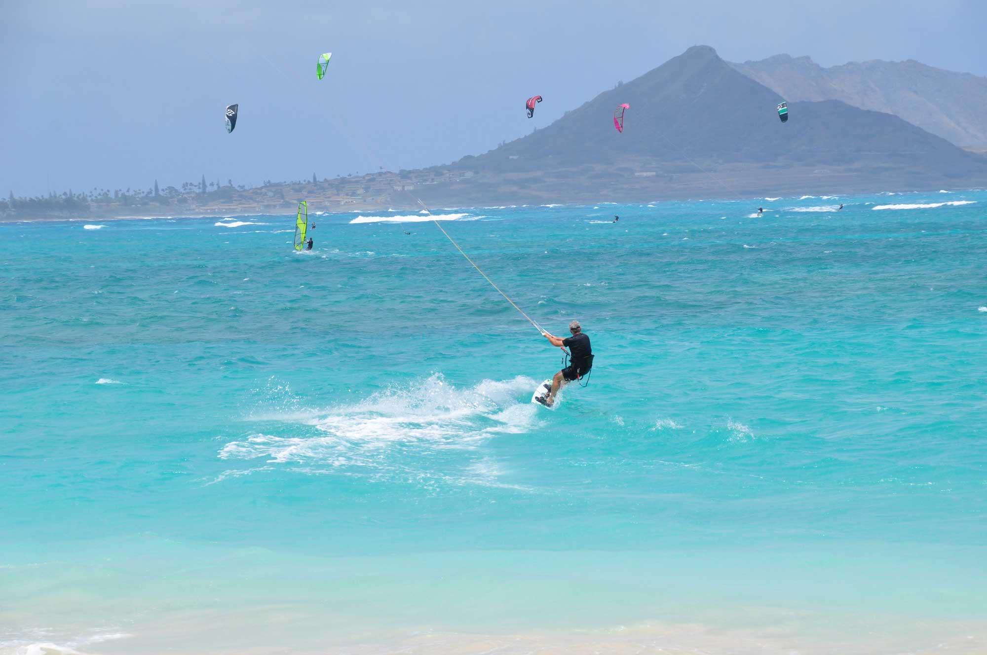 ハワイの海でカイトサーフィン!風に乗って海の上を自由に駆け抜けよう