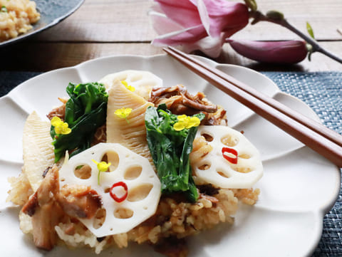材料を炊飯器にポンポン入れて炊くだけ!筍とサバ味噌缶の炊き込みご飯