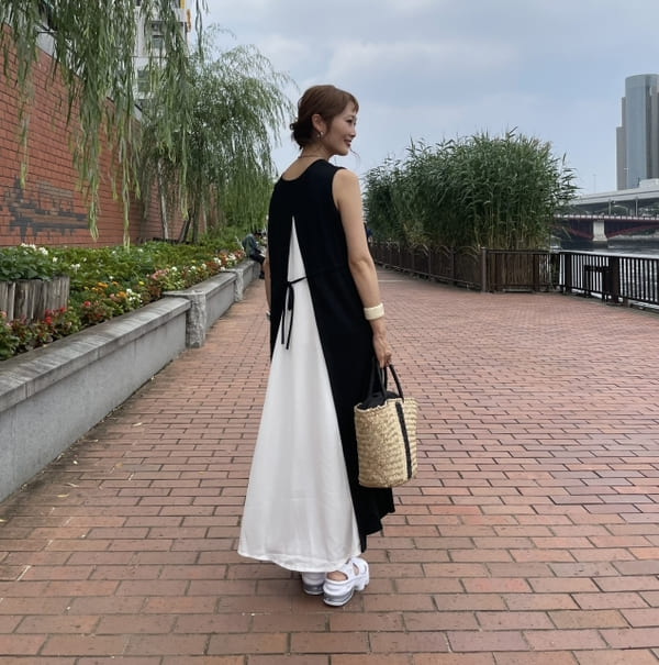 GU・しまむらだけじゃない…!オトナ女子におすすめの「黒ワンピ」&「オールインワン」コーデ