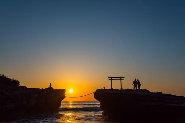 海や湖の中に浮かぶ鳥居が美しい日本の神社10選!