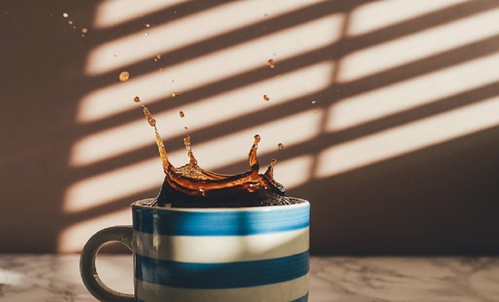 コーヒーを飲んでも白い歯をキープする方法は?【黄ばみが気になる方におすすめ】