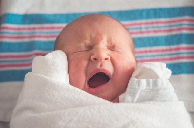 赤ちゃんに枕はいつから必要?ドーナツ枕など新生児におすすめ13選