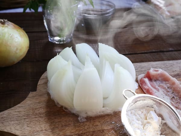 レンジとトースターで火を使わずにできる!にんにく醤油が決め手の「肉巻き玉ねぎのチーズ焼き」