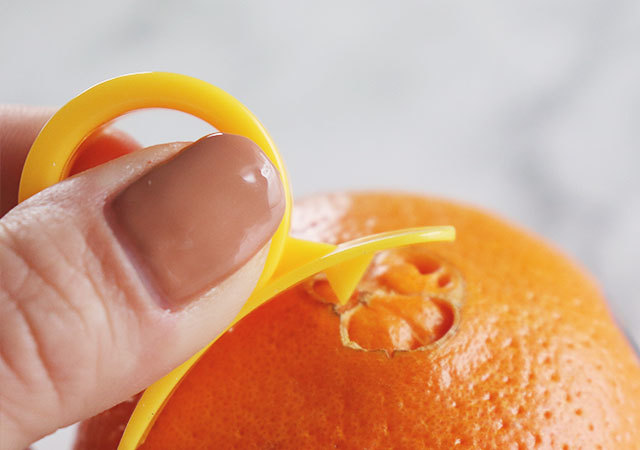 ダイソーで売ってるコレ…知ってる?硬い皮がすい~っと切れる♡アレ専用キッチングッズ