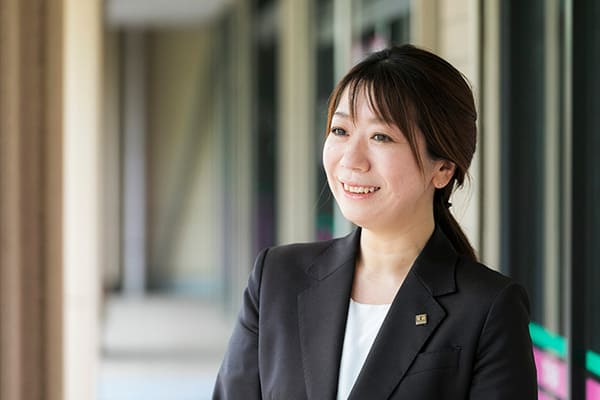 ガツガツしない「マイペース営業」で月収100万も。営業未経験の女性が30代でランクアップ転職できたワケ
