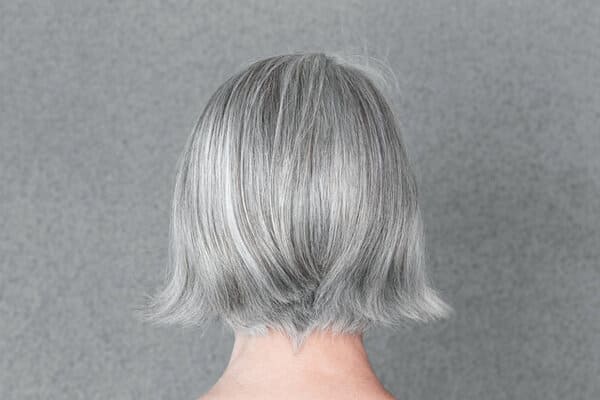 白髪が急に増えるメカニズムや原因とは?黒髪に戻すためのケア方法や注意点も