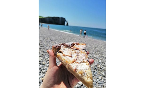 ノルマンディー地方の海辺の街エトルタでバカンス気分