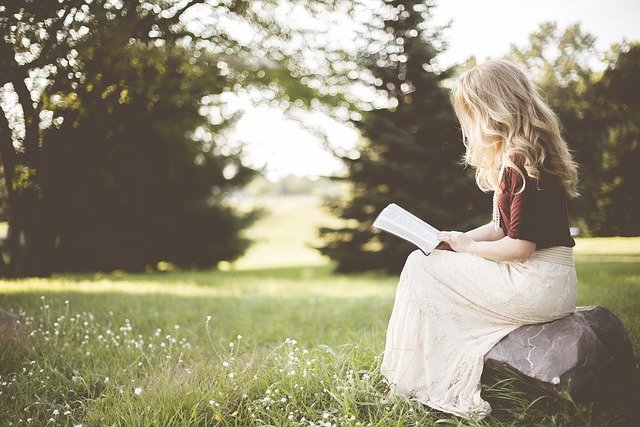 知的な女性とは?魅力的な6つの特徴や知的な女性になるための方法も紹介
