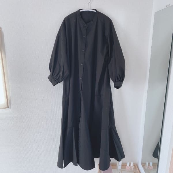 コレは即完売の予感…!体型カバー力がスゴイ♡GU「黒ワンピース」で春コーデ