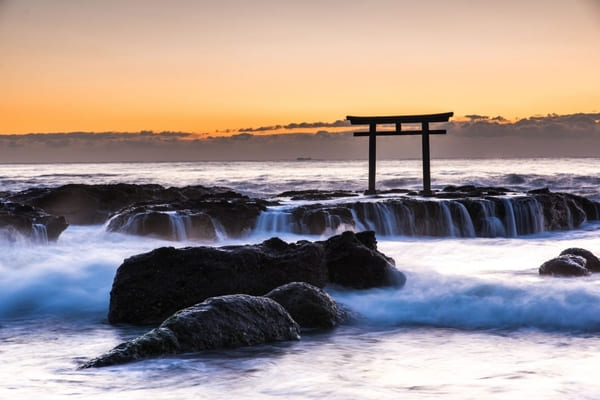 海や湖の中に浮かぶ鳥居が美しい日本の神社10選!