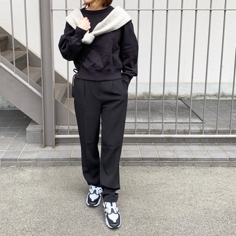 大人女子は「黒」一択!ユニクロキレイめスウェットで春のおすすめモノトーンコーデ