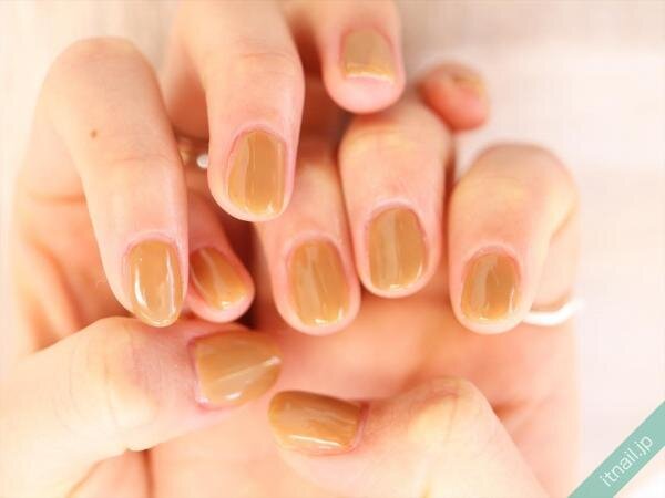 絶妙カラーで差をつける!“ナチュラル系”ネイルデザイン集