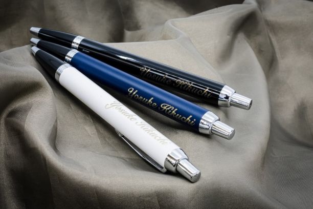 【退職祝いのプレゼント】NGな品物から相場やマナーを紹介!贈る人別の少し変わった品物まで
