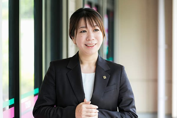 ガツガツしない「マイペース営業」で月収100万も。営業未経験の女性が30代でランクアップ転職できたワケ