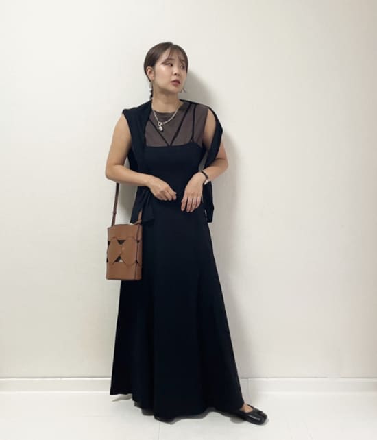 ZARAで見つけたらラッキー!秋もガンガン使える優秀「黒ワンピース」でNG・OKコーデ術