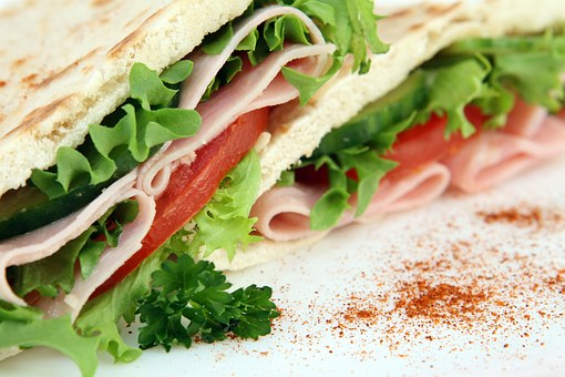 コンビニのイートインは意外と便利?食事する人が増加中!