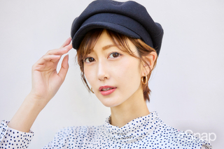 クラシカルなホワイトドット柄ワンピを黒小物でまとめた着こなしバランスがit☆1.jpg