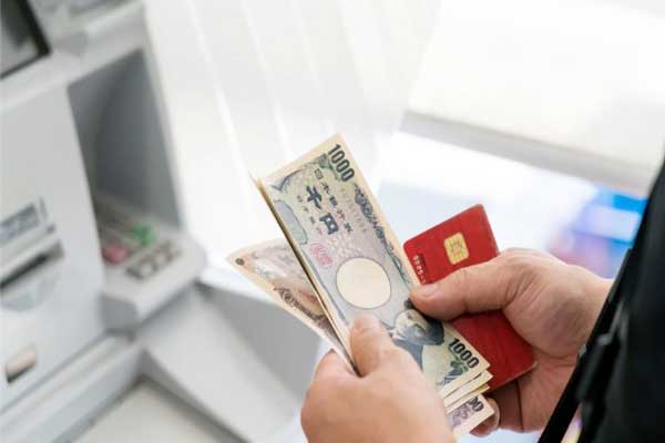 銀行の振込手数料をタダにする方法。ATMに並ぶ時間も節約できる