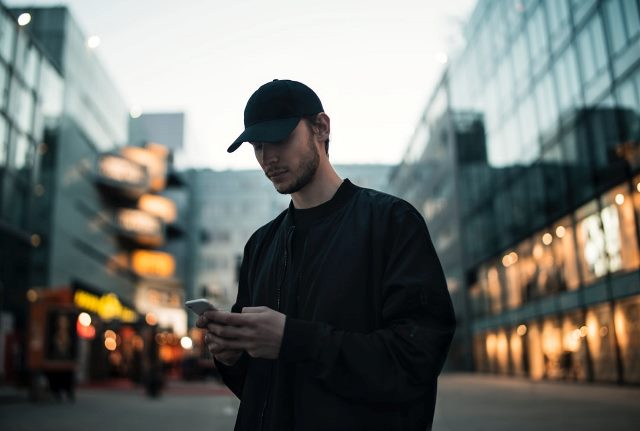 LINEなどを必ず返信してくれる男性心理とは?脈あり脈なしパターン別に解説