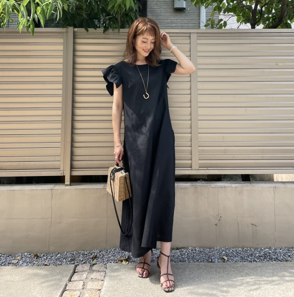GU・しまむらだけじゃない…!オトナ女子におすすめの「黒ワンピ」&「オールインワン」コーデ
