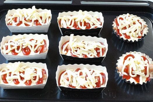 ホットケーキミックスで簡単!混ぜてのせて焼くだけでできる!ウインナーパン