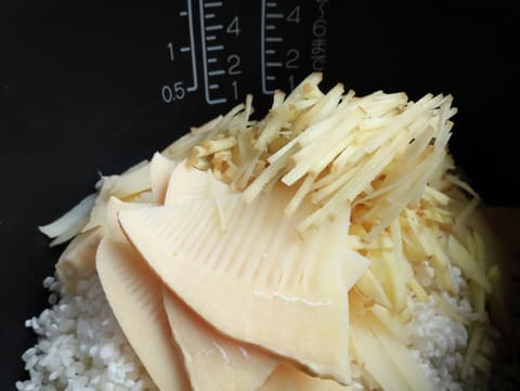 材料を炊飯器にポンポン入れて炊くだけ!筍とサバ味噌缶の炊き込みご飯