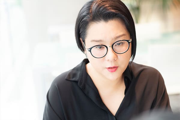 “幸せな家族像”は幻想。一つの正解を求める癖は改めた方がいい【酒井順子×ジェーン・スー】