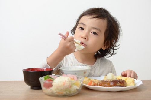 犬食いにドン引き!食事中のNGマナー11選!