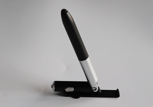 もうこれ文具ってレベルじゃないでしょ…!まさかの4WAY?!ダイソーの超多機能ペンがスゴイ