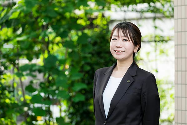 ガツガツしない「マイペース営業」で月収100万も。営業未経験の女性が30代でランクアップ転職できたワケ