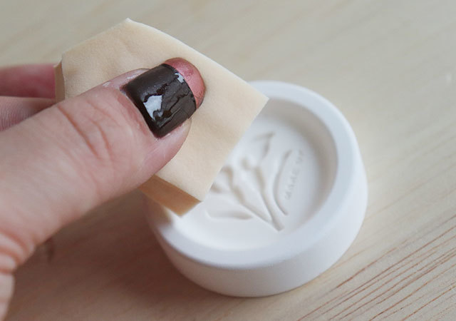 ダイソーのコレ…即売れ待ったなしですわ!悩みが全部解決した♡置き場所に困るアレ用スタンド1.jpg