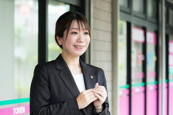 ガツガツしない「マイペース営業」で月収100万も。営業未経験の女性が30代でランクアップ転職できたワケ