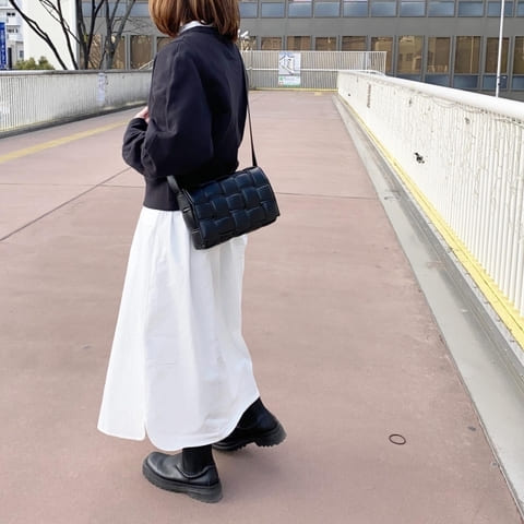 大人女子は「黒」一択!ユニクロキレイめスウェットで春のおすすめモノトーンコーデ